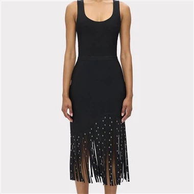 Čierne bez rukávov okrajové šaty