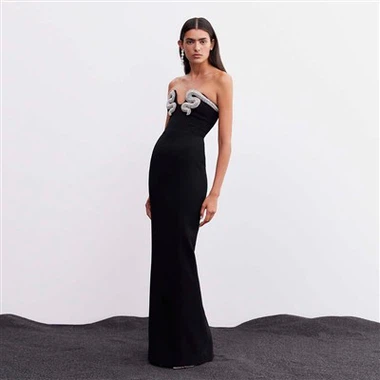 Čierne zdobené šaty