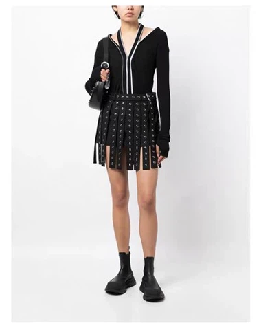 Cool čierna mini sukňa s kovovými tlačidlami